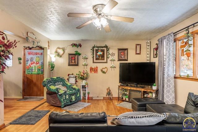 5232 SW Belle TER, Topeka, KS 66604