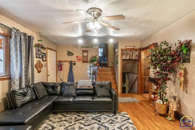 5232 SW Belle TER, Topeka, KS 66604