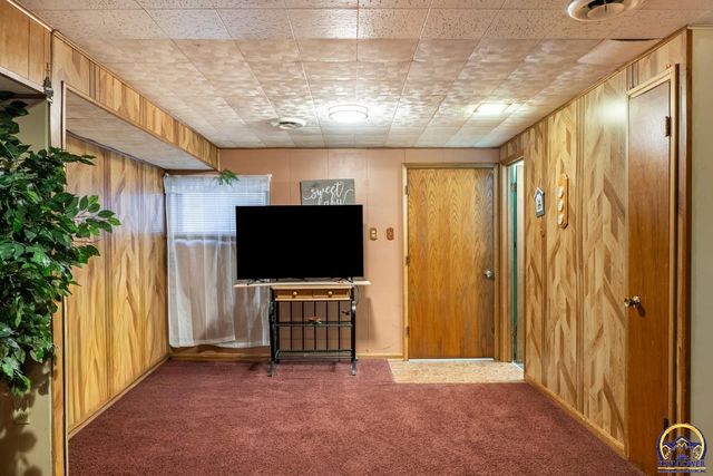 5232 SW Belle TER, Topeka, KS 66604