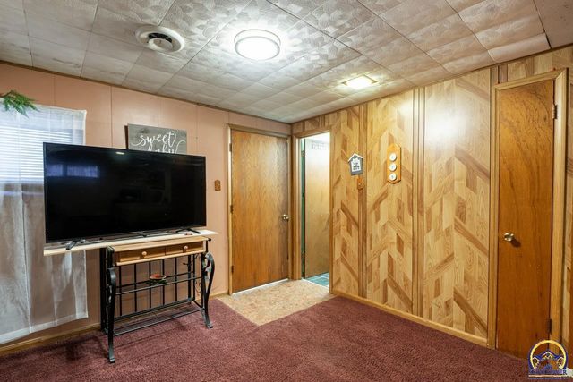 5232 SW Belle TER, Topeka, KS 66604