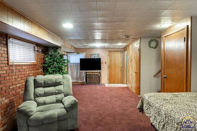 5232 SW Belle TER, Topeka, KS 66604