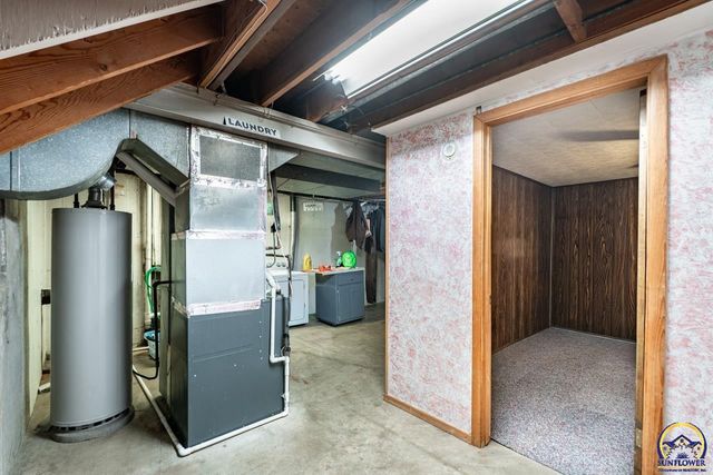 5232 SW Belle TER, Topeka, KS 66604