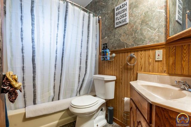 5232 SW Belle TER, Topeka, KS 66604