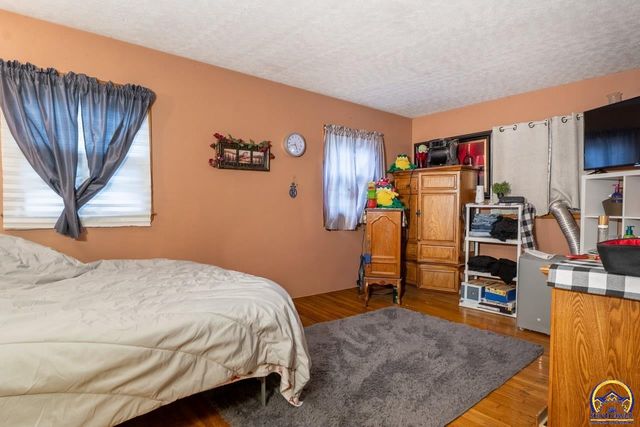 5232 SW Belle TER, Topeka, KS 66604