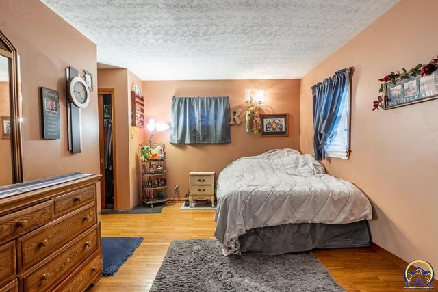 5232 SW Belle TER, Topeka, KS 66604