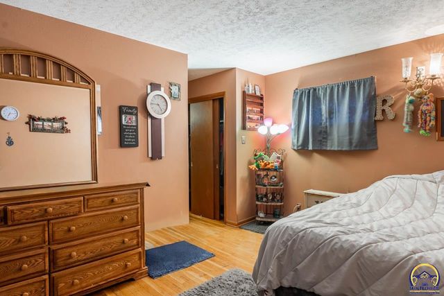 5232 SW Belle TER, Topeka, KS 66604