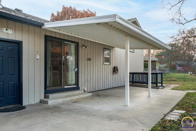 5232 SW Belle TER, Topeka, KS 66604