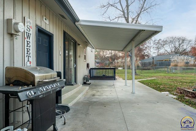 5232 SW Belle TER, Topeka, KS 66604