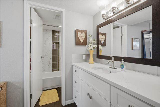 18617 Egret Bay Boulevard 1101, Houston, TX 77058