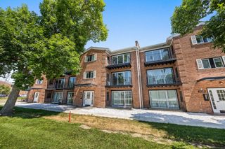 10205 Dearlove Road 302, Glenview, IL 60025