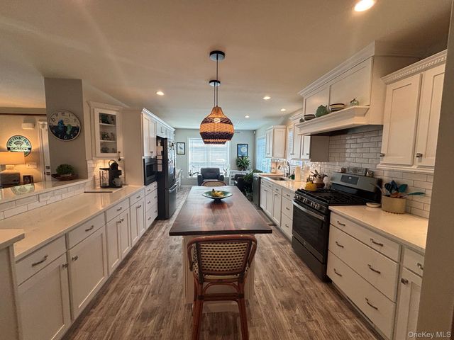 1661 Old Country Road 567, Riverhead, NY 11901