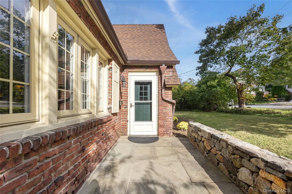 131 Westminster Drive, Yonkers, NY 10710 — photo 2