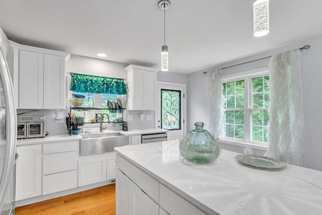 15 Bailey St, Agawam, MA 01001