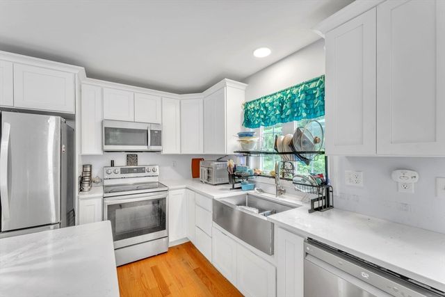 15 Bailey St, Agawam, MA 01001