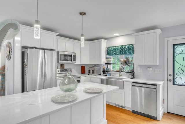 15 Bailey St, Agawam, MA 01001