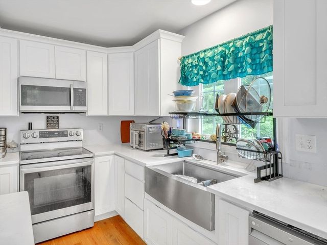 15 Bailey St, Agawam, MA 01001