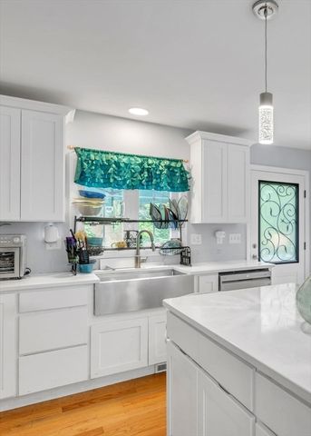 15 Bailey St, Agawam, MA 01001