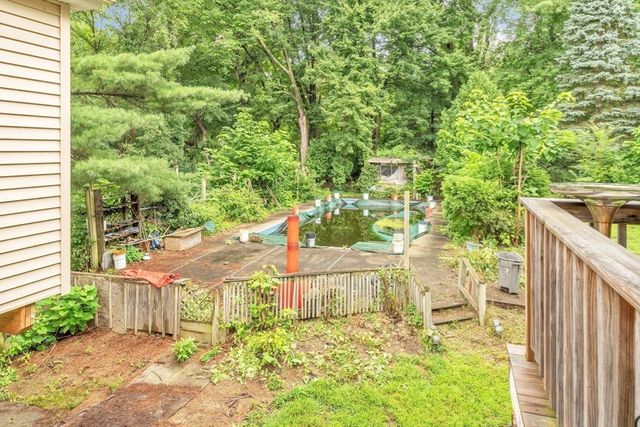 15 Bailey St, Agawam, MA 01001