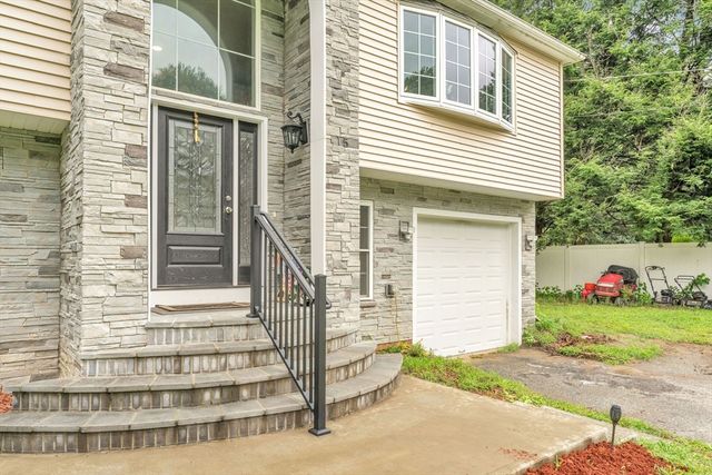 15 Bailey St, Agawam, MA 01001