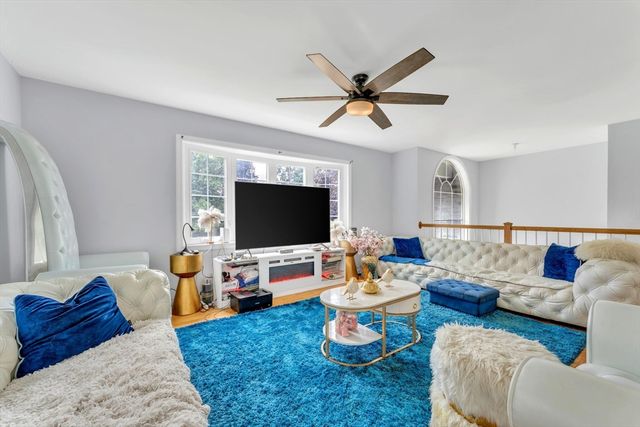 15 Bailey St, Agawam, MA 01001