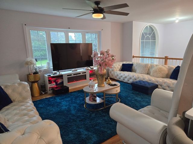 15 Bailey St, Agawam, MA 01001