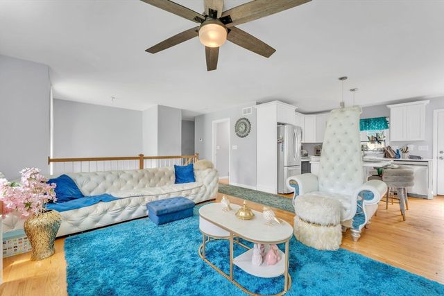 15 Bailey St, Agawam, MA 01001
