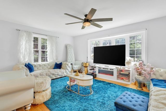 15 Bailey St, Agawam, MA 01001