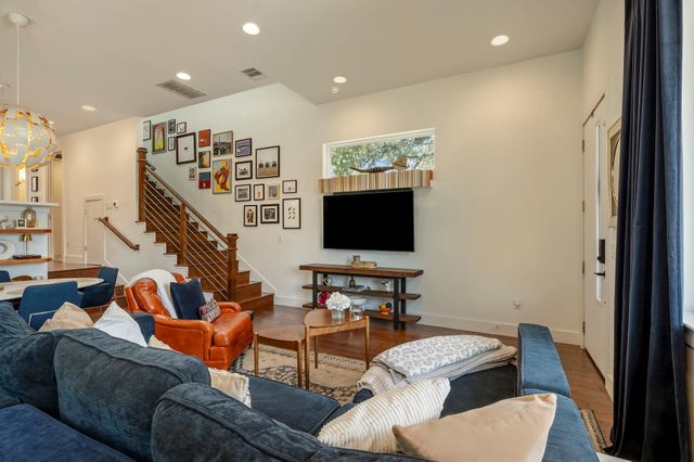 2812 Oak Springs DR 1, Austin, TX 78702