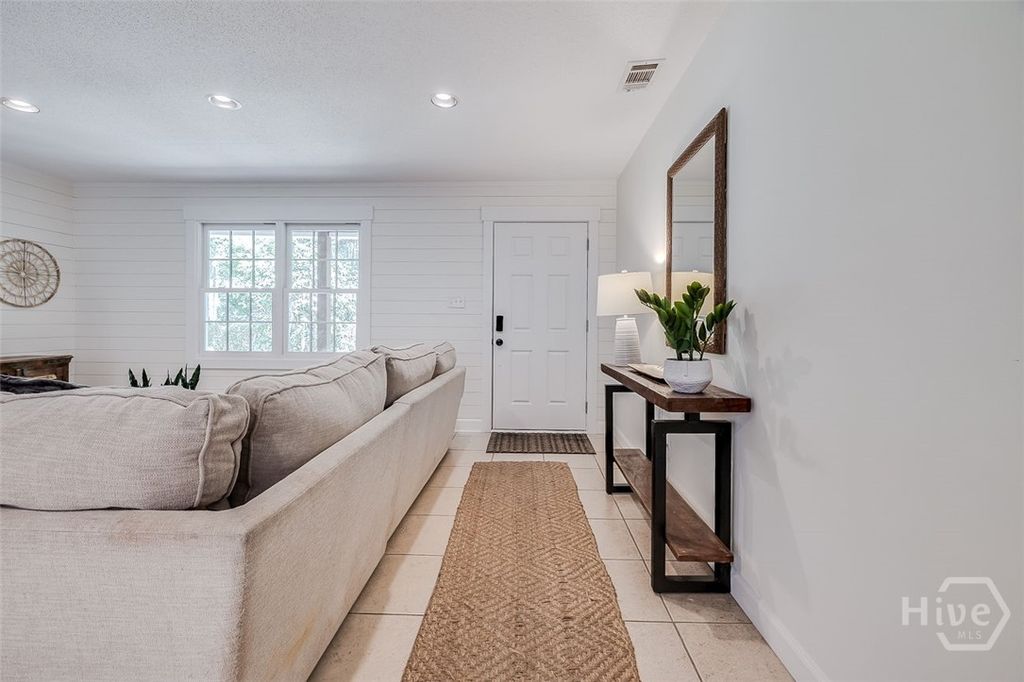Image 10 of property listing at 32 Brookview Drive, Savannah, GA 31406