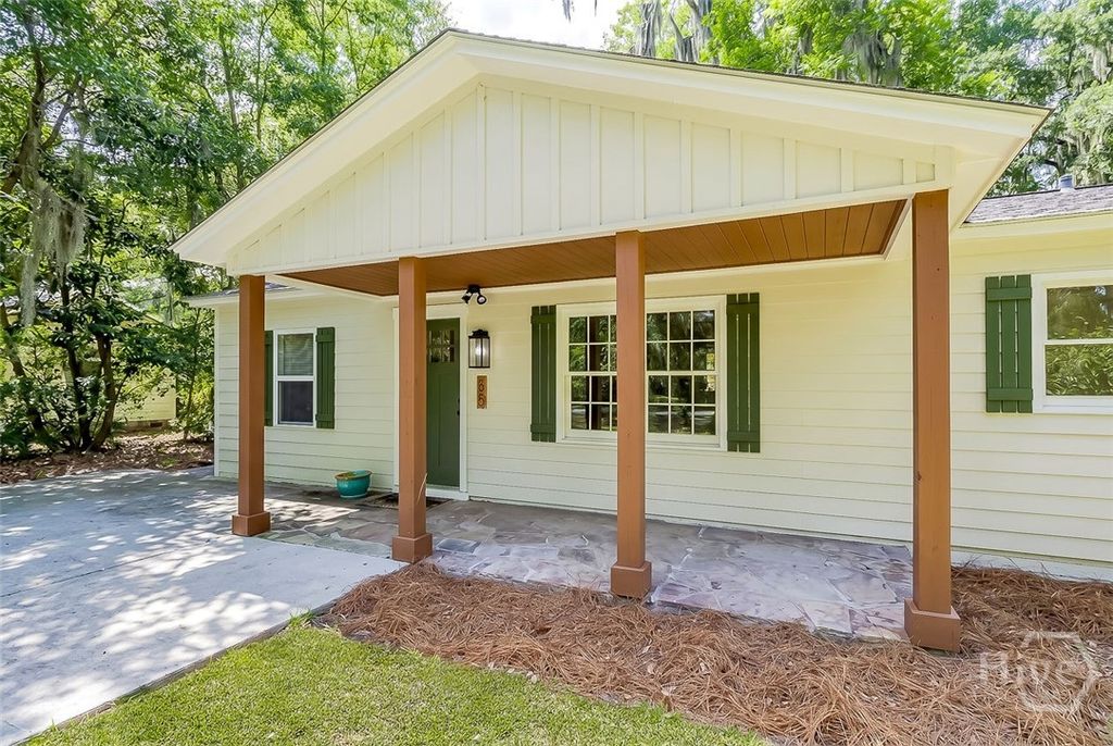 Image 4 of property listing at 32 Brookview Drive, Savannah, GA 31406