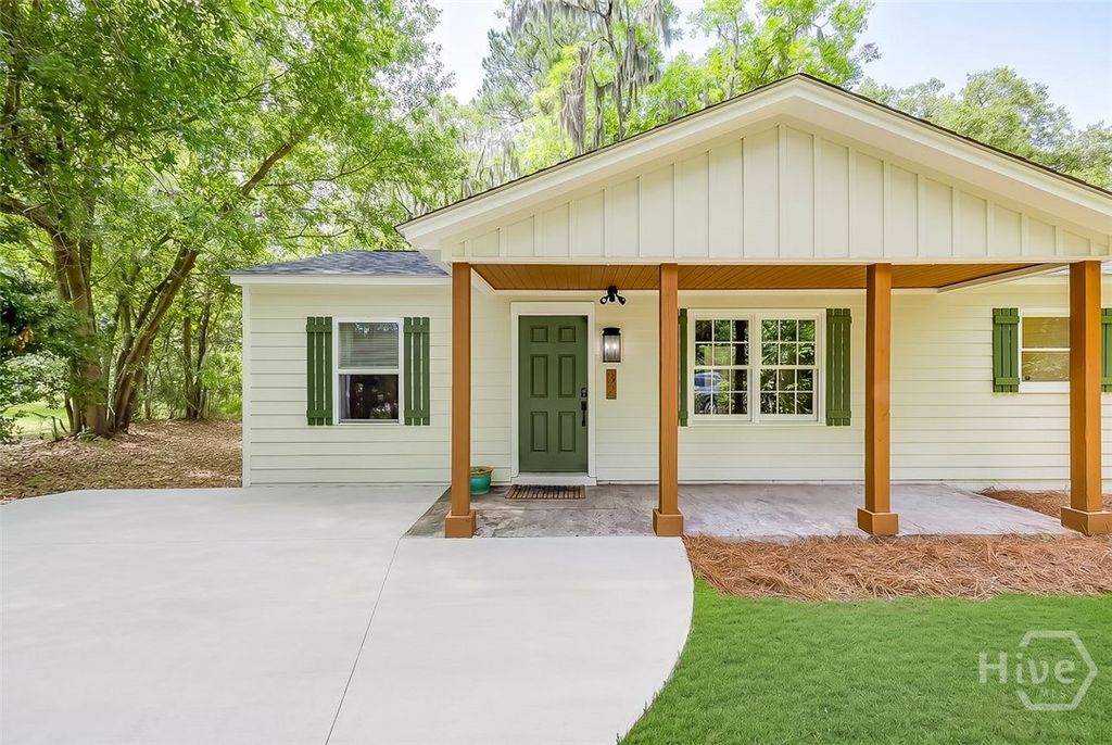 Image 5 of property listing at 32 Brookview Drive, Savannah, GA 31406