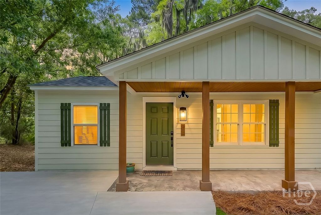 Image 6 of property listing at 32 Brookview Drive, Savannah, GA 31406
