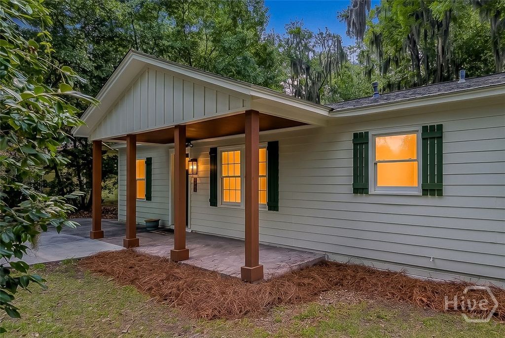 Image 8 of property listing at 32 Brookview Drive, Savannah, GA 31406