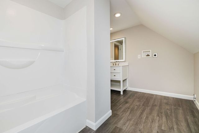 6 Makepeace Ave, Taunton, MA 02780