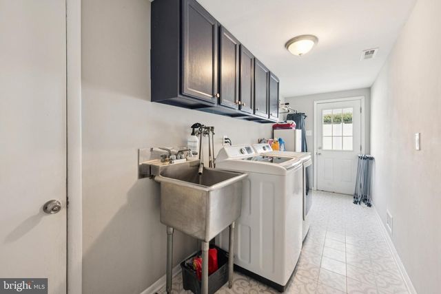 704 CORNWALLIS DR, Mount Laurel, NJ 08054