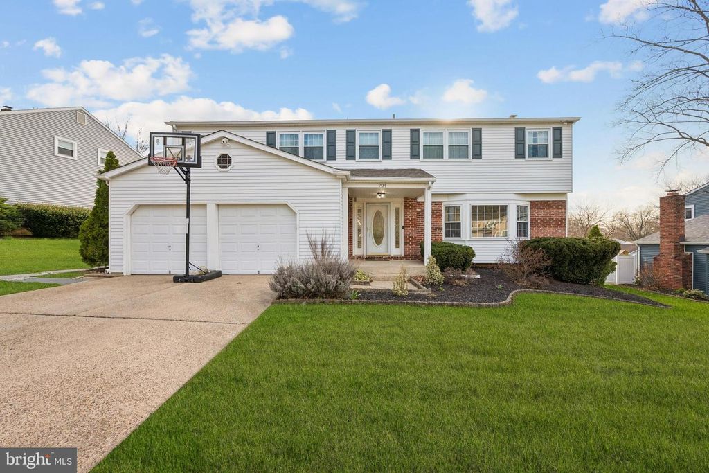 704 CORNWALLIS DR, Mount Laurel, NJ 08054