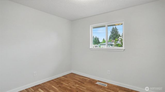 13920 10th Avenue E, Tacoma, WA 98445