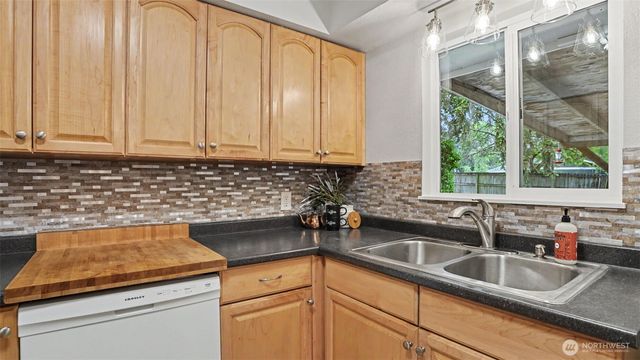 13920 10th Avenue E, Tacoma, WA 98445