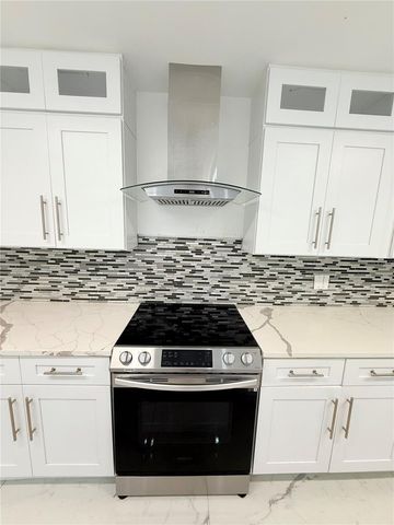 1557 ROBINSON DRIVE N, St Petersburg, FL 33710