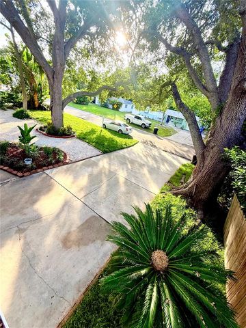 1557 ROBINSON DRIVE N, St Petersburg, FL 33710