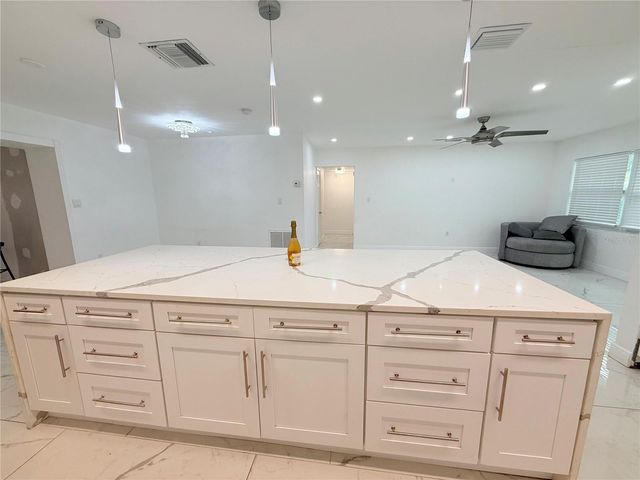 1557 ROBINSON DRIVE N, St Petersburg, FL 33710
