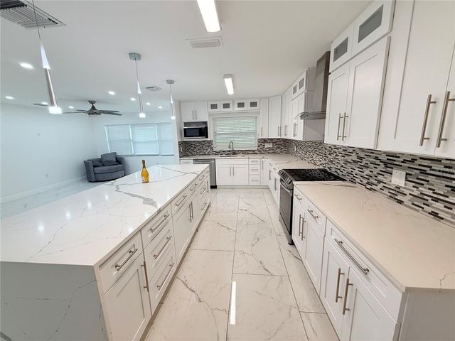1557 ROBINSON DRIVE N, St Petersburg, FL 33710