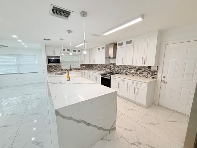 1557 ROBINSON DRIVE N, St Petersburg, FL 33710
