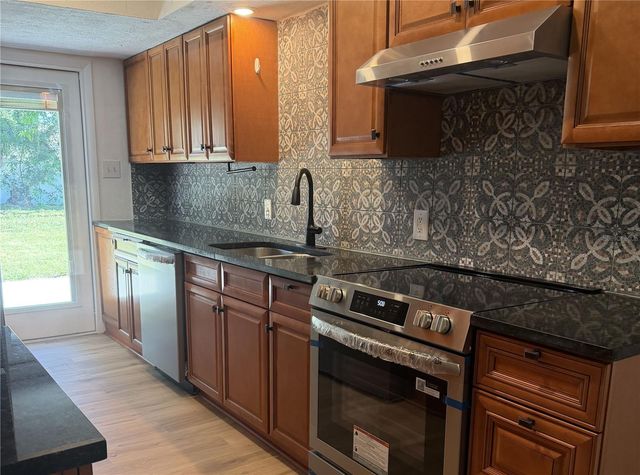 870 86TH AVENUE N, St Petersburg, FL 33702