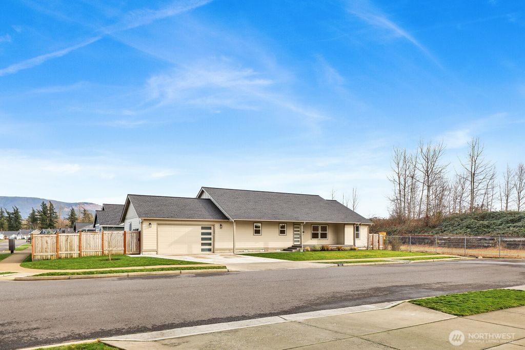 1302 Night Hawk Way, Everson, WA 98247