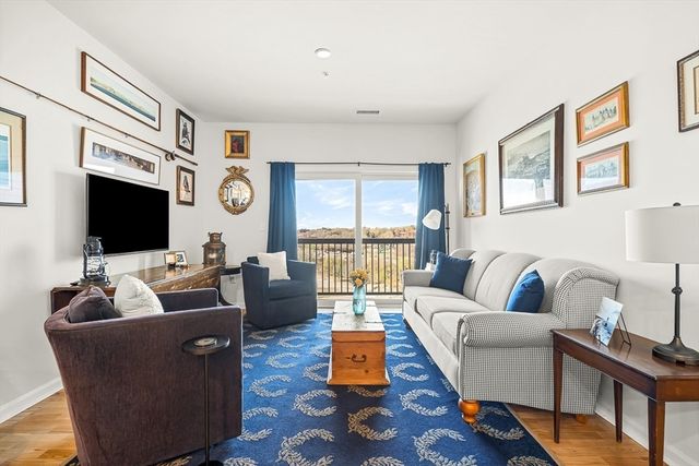 2 Stratton Dr 307, Woburn, MA 01801