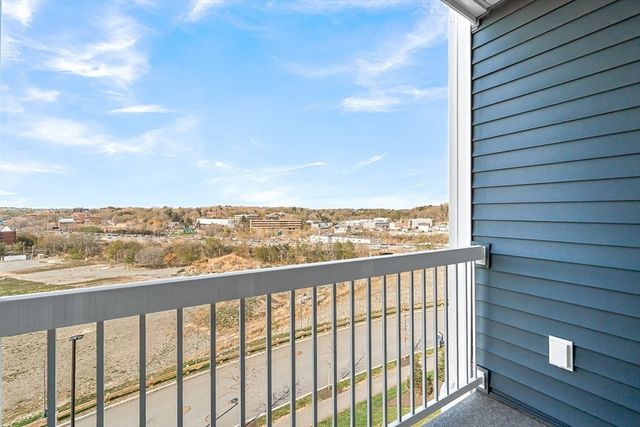 2 Stratton Dr 307, Woburn, MA 01801