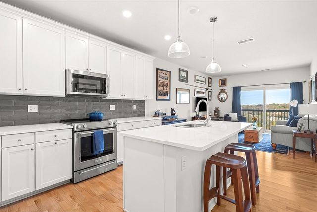 2 Stratton Dr 307, Woburn, MA 01801