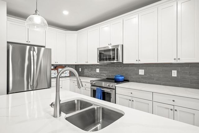 2 Stratton Dr 307, Woburn, MA 01801