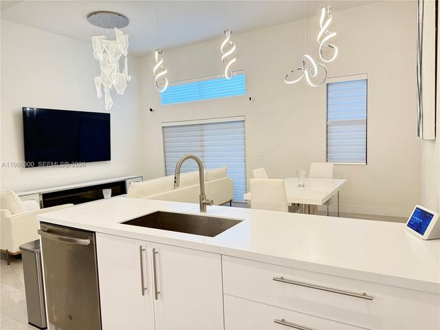 4393 NW 9th St, Plantation, FL 33317